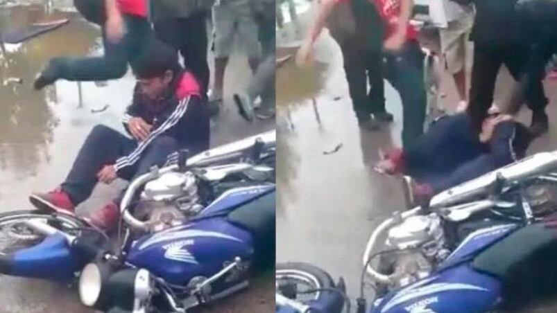 Un motochoro pidió llorando a los vecinos que no le dejen de pegar