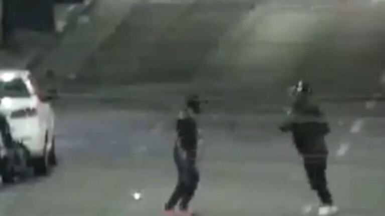 Se agarraron a trompadas en plena calle del centro por el robo de unas llaves de moto: el video