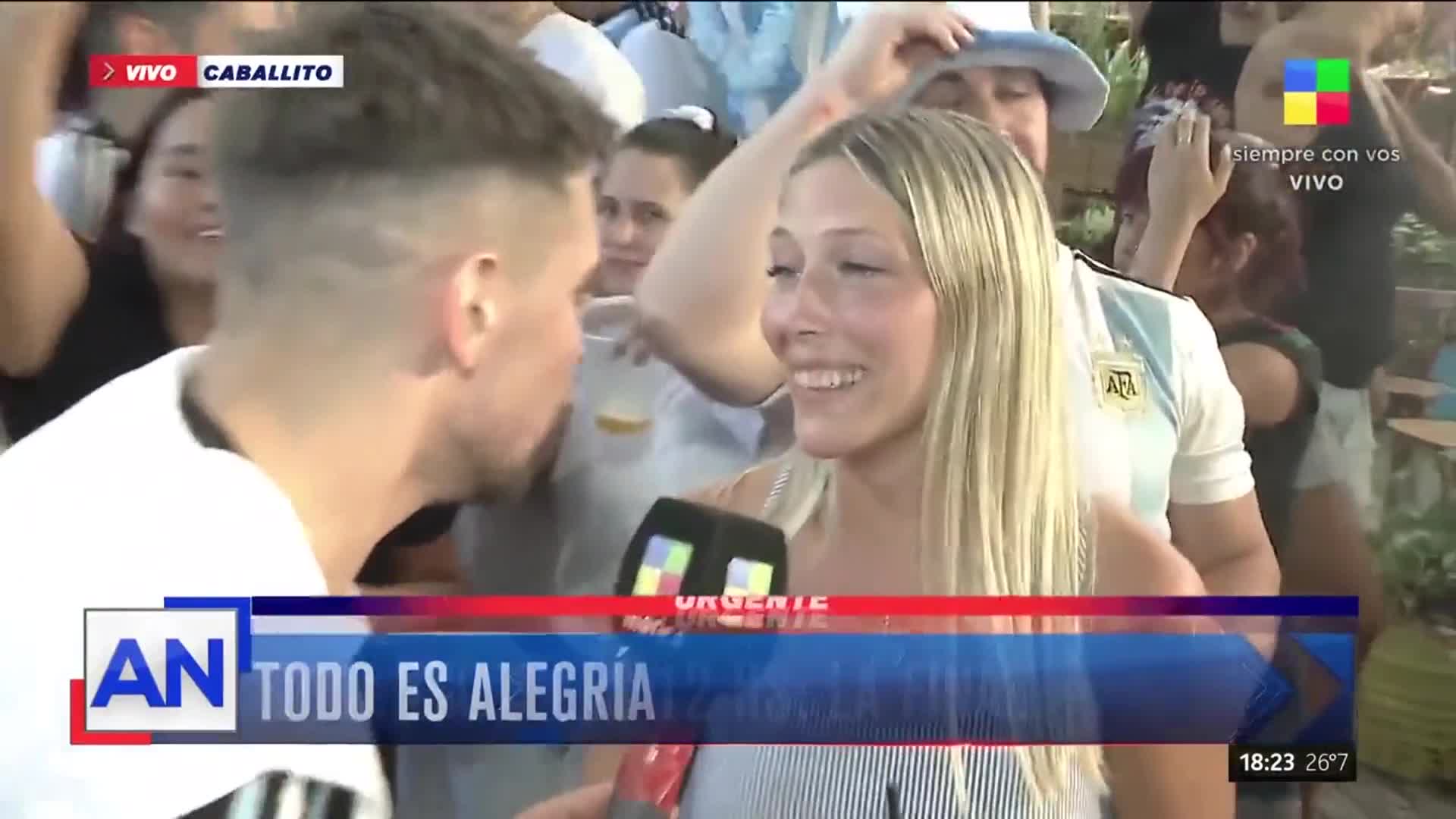 Una hincha argentina se le declaró en vivo a un notero