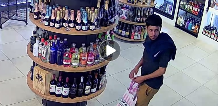 Video: eligió vodkas de una vinoteca de Nueva Córdoba y se los robó