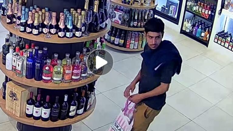 Video: eligió vodkas de una vinoteca de Nueva Córdoba y se los robó