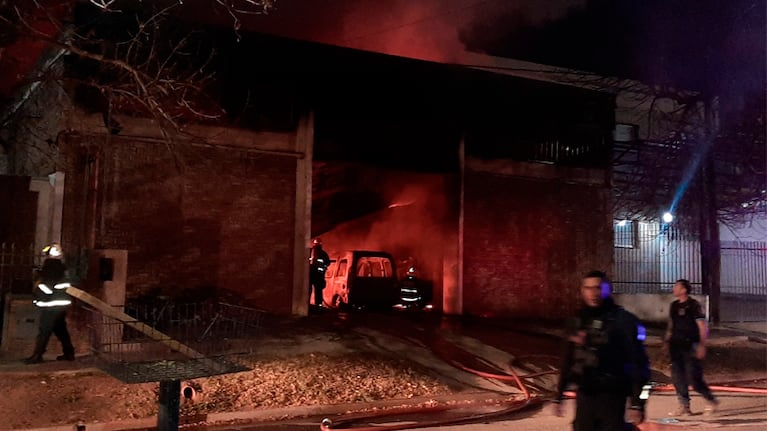 Se desplomó el techo por el incendio en un depósito de electrónica