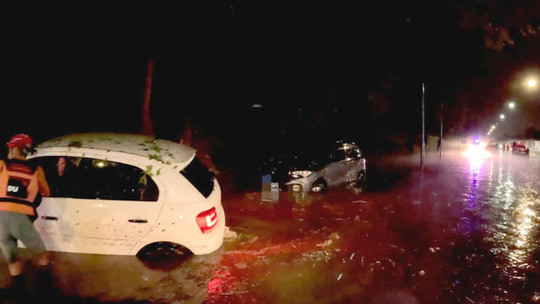 Rescataron a cinco personas varadas en el agua durante la lluvia en Córdoba