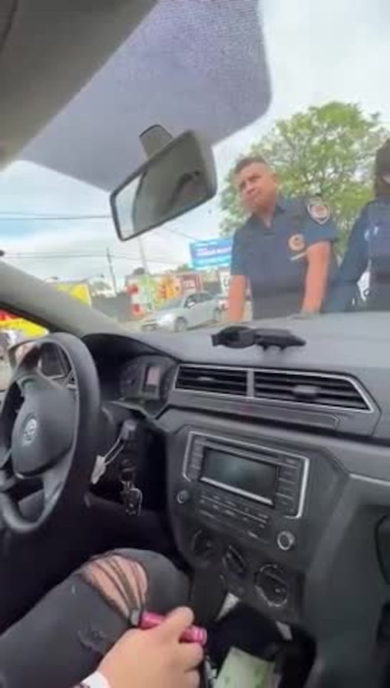 Desde adentro: el auto arrastrando a los policías