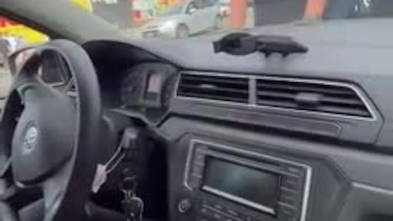 Desde adentro: el auto arrastrando a los policías