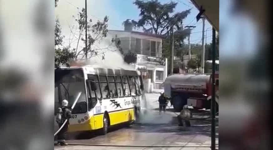 Así se incendió un colectivo en Tanti