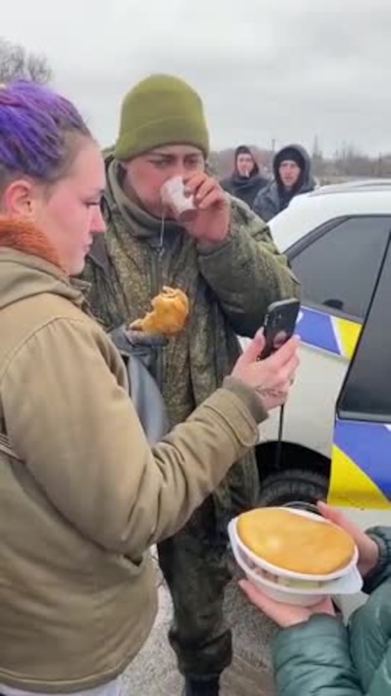 Un soldado ruso se rindió y llora al hablar con su madre 
