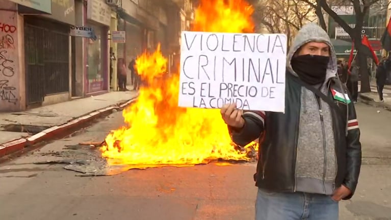 La izquierda protestó a metros del Cabildo, prendió fuego y tiró piedras