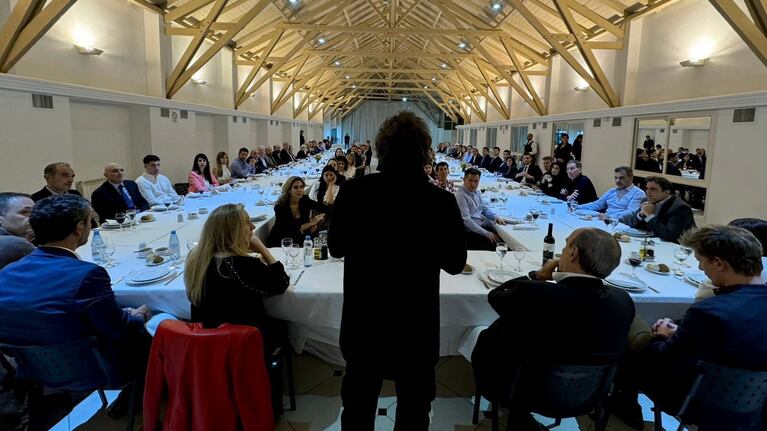Sin celulares y alguna botella de vino: los detalles del asado de Milei con los diputados