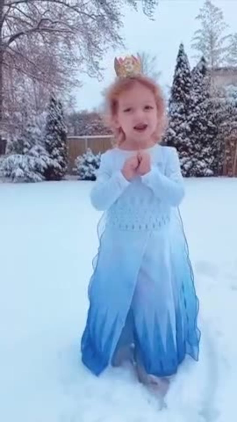 La hija de Eva Anderson bailando "Frozen" en la nieve