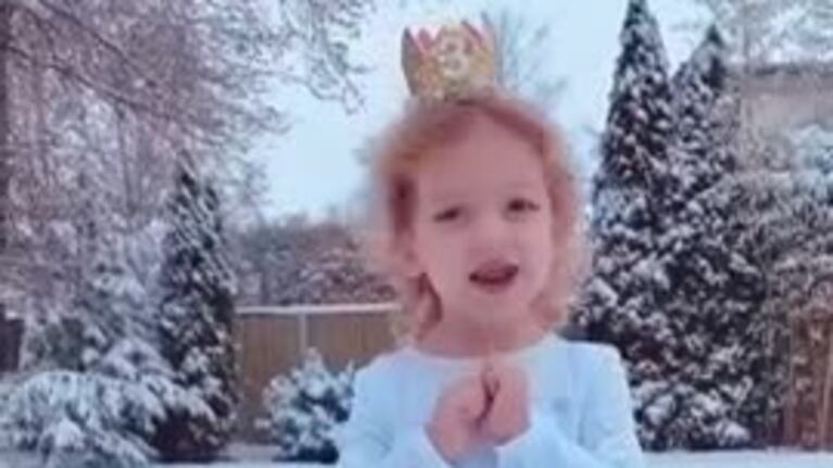 La hija de Eva Anderson bailando "Frozen" en la nieve