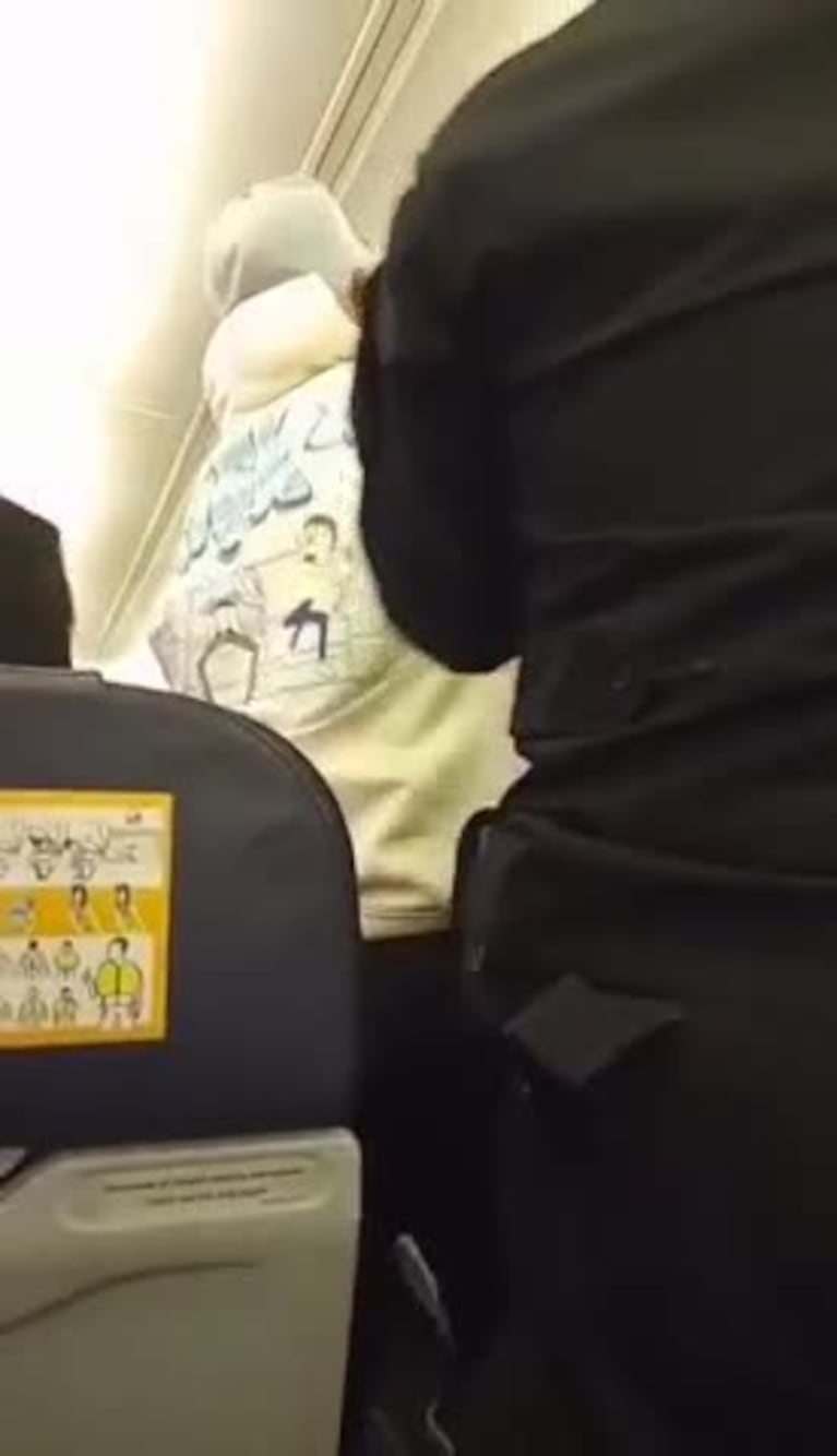 La detención del pasajero que estalló de furia en el avión
