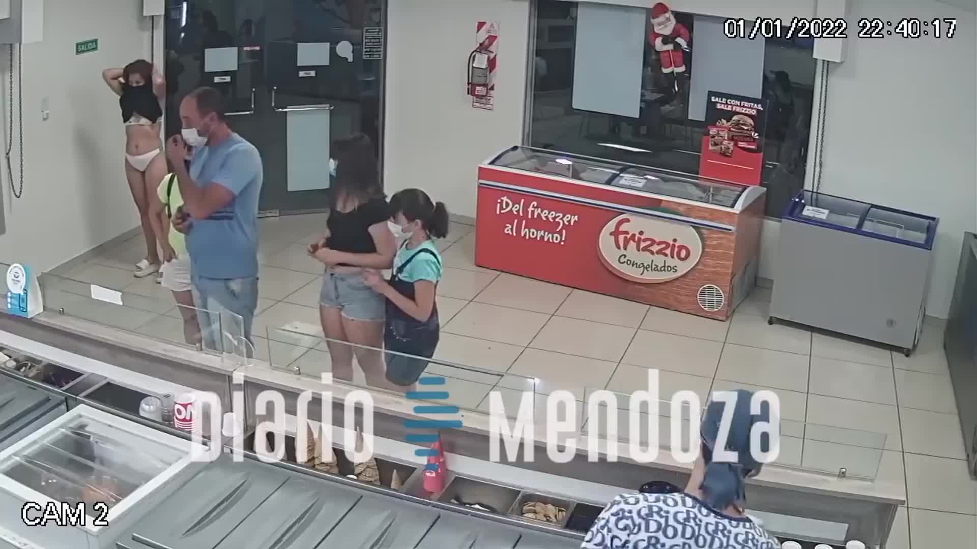 Se sacó el vestido en una heladería y lo usó de barbijo 