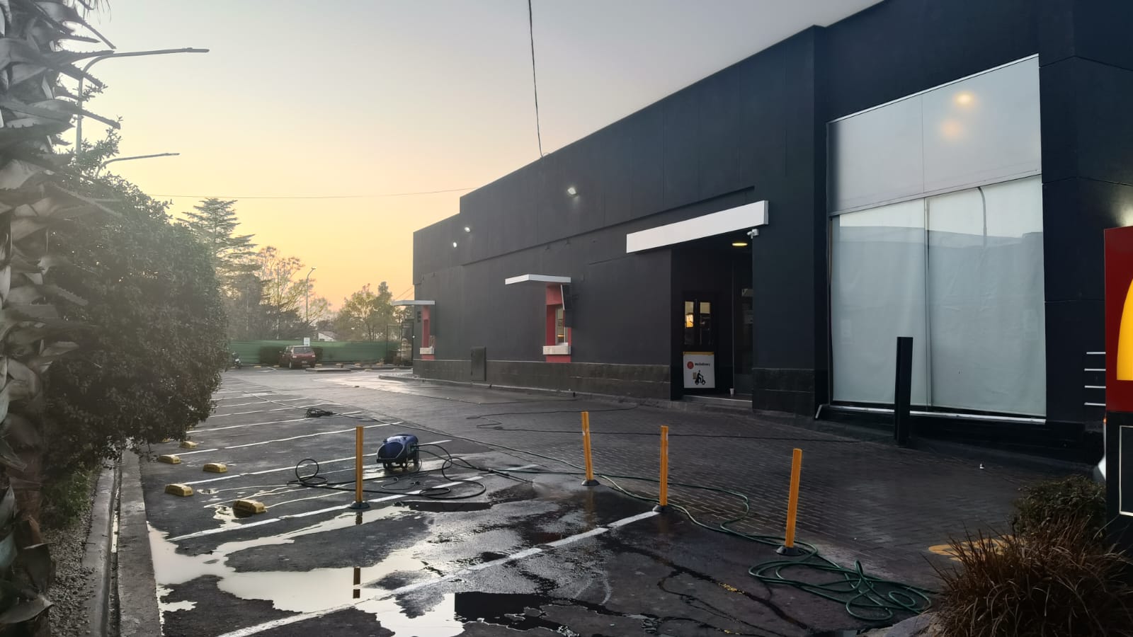 Pelea, tensión y robo de un auto en el estacionamiento de un McDonald's