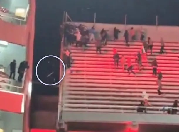 Impactante: acorralado, un fanático de la U de Chile se lanzó al vacío desde la tribuna