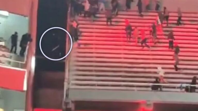 Violencia en Avellaneda: el momento en que un hincha de la U de Chile saltó al vacío