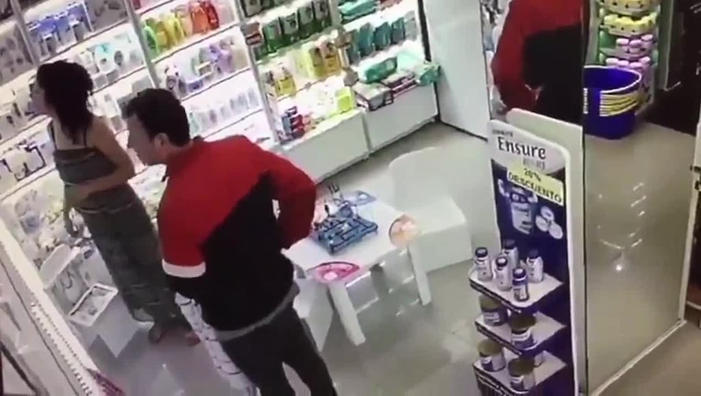 Simularon ser clientes y robaron en una farmacia de Nueva Córdoba