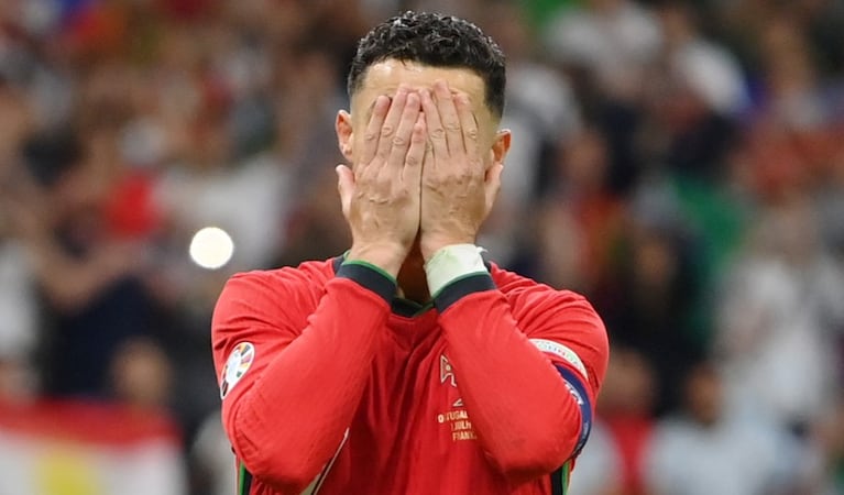 El desconsolado llanto de Cristiano Ronaldo tras errar un penal en Portugal-Eslovenia