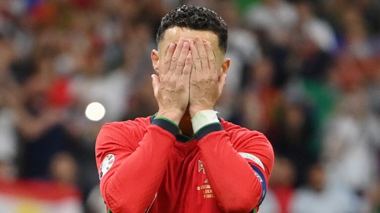 El desconsolado llanto de Cristiano Ronaldo tras errar un penal en Portugal-Eslovenia