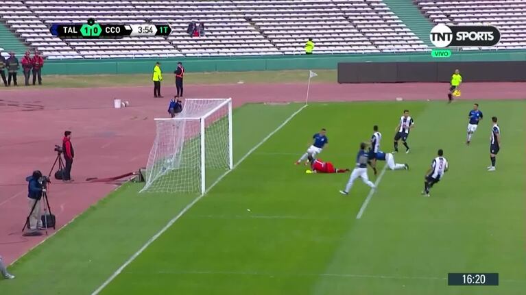De cabeza, Javier Gandolfi puso el 1-0 para Talleres