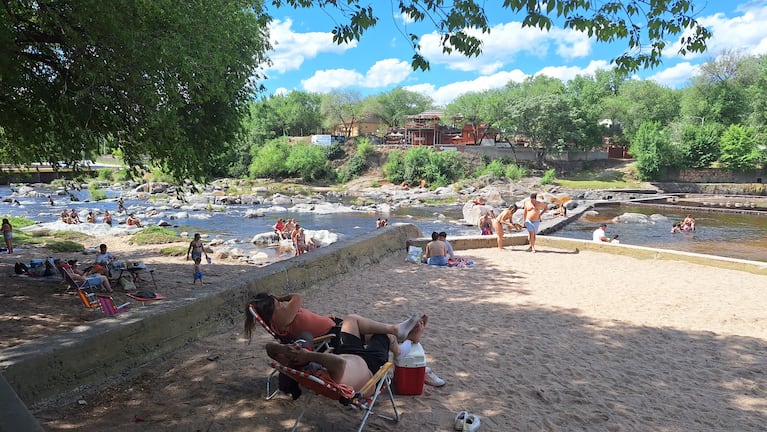 Turistas disfrutaron del río en el inicio del fin de semana largo