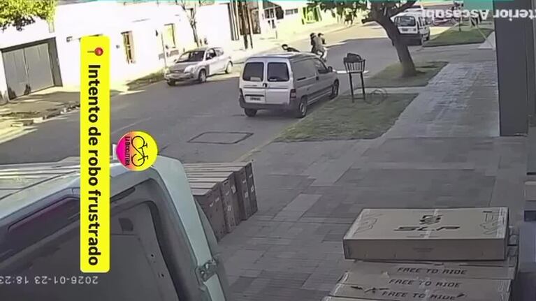 Robo frustrado: motochoros trataron de llevarse una bici de un local y un empleado los detuvo