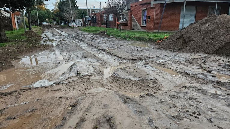 El drama de los vecinos de Parque Liceo: la lluvia complicó y las calles están intransitables