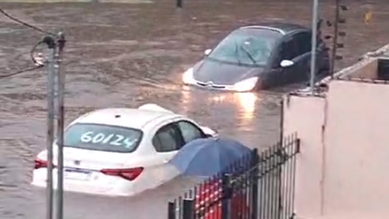 Autos tapados por el agua en medio de la fuerte lluvia en Córdoba