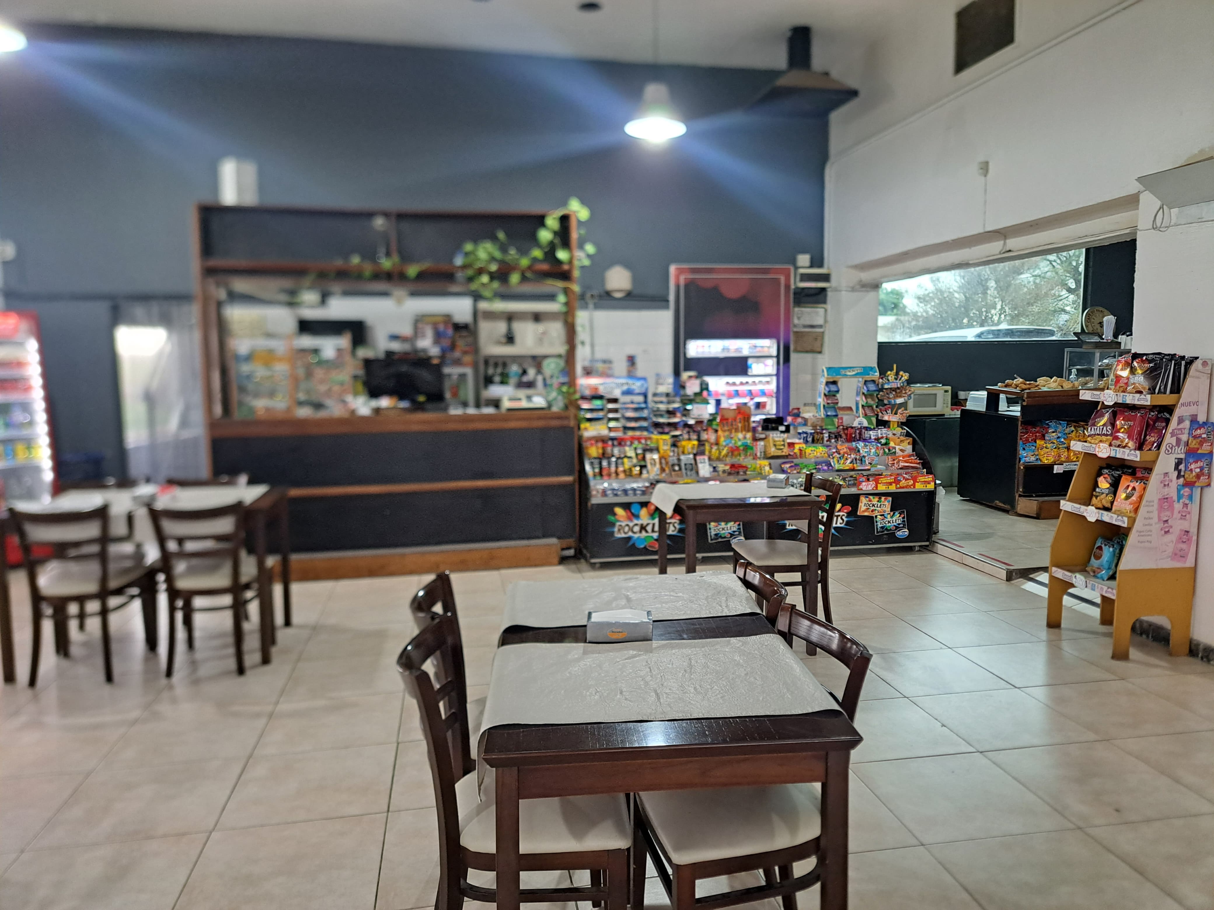Un hombre frustró el robo en su negocio tirándole sillas y tazas a los ladrones