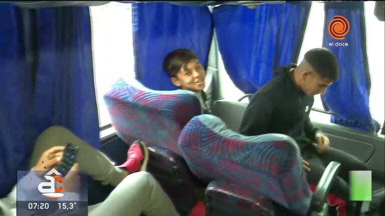 Encontramos al hijo de Gallardo en un colectivo... ¡Y le cantamos el feliz cumple!