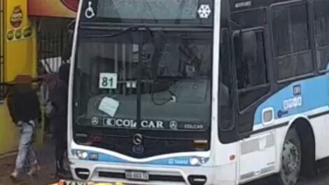 Trompeó al chofer del colectivo y quedó registrado 