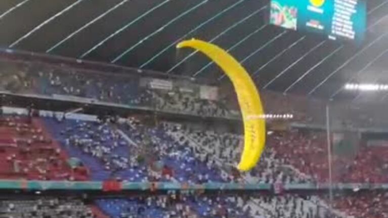Activista de Greenpeace casi provoca una desgracia en la Eurocopa