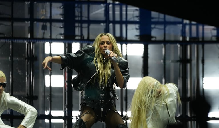 La frase de Tini sobre la lluvia al inicio de su show: “Hasta donde se pueda”