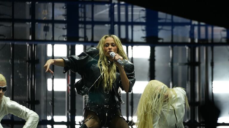La frase de Tini sobre la lluvia al inicio de su show: “Hasta donde se pueda”
