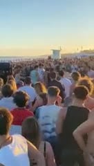 Piñas y botellazos en una playa de Pinamar