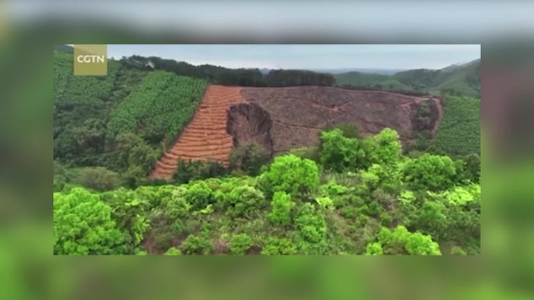 El cráter que dejó el avión en China