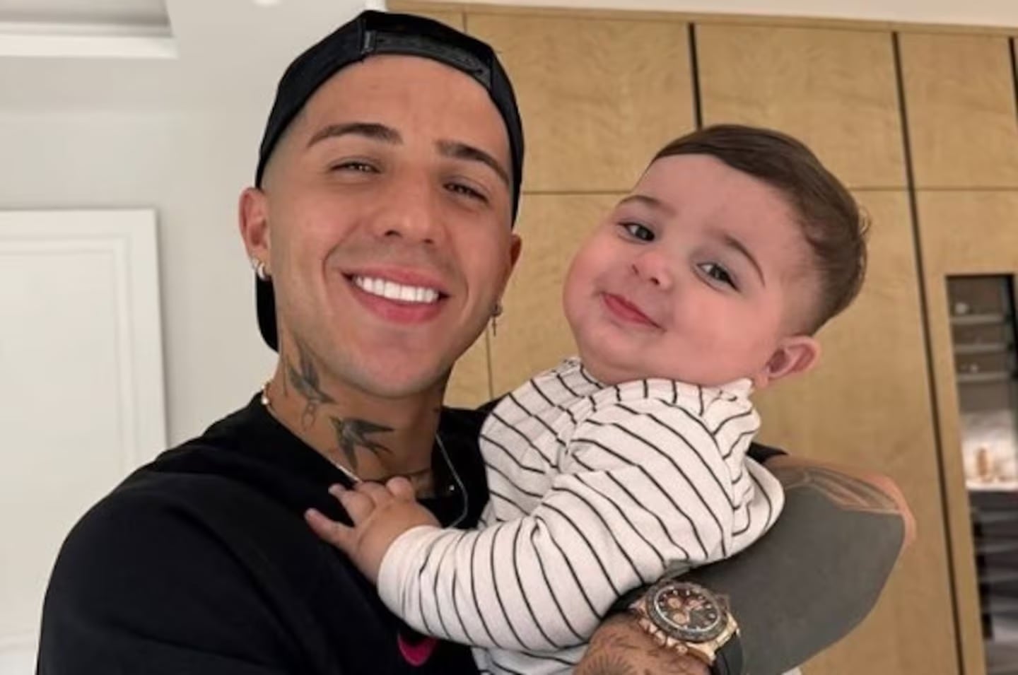 Grabaron al hijo de Enzo Fernández en plena travesura en un avión 