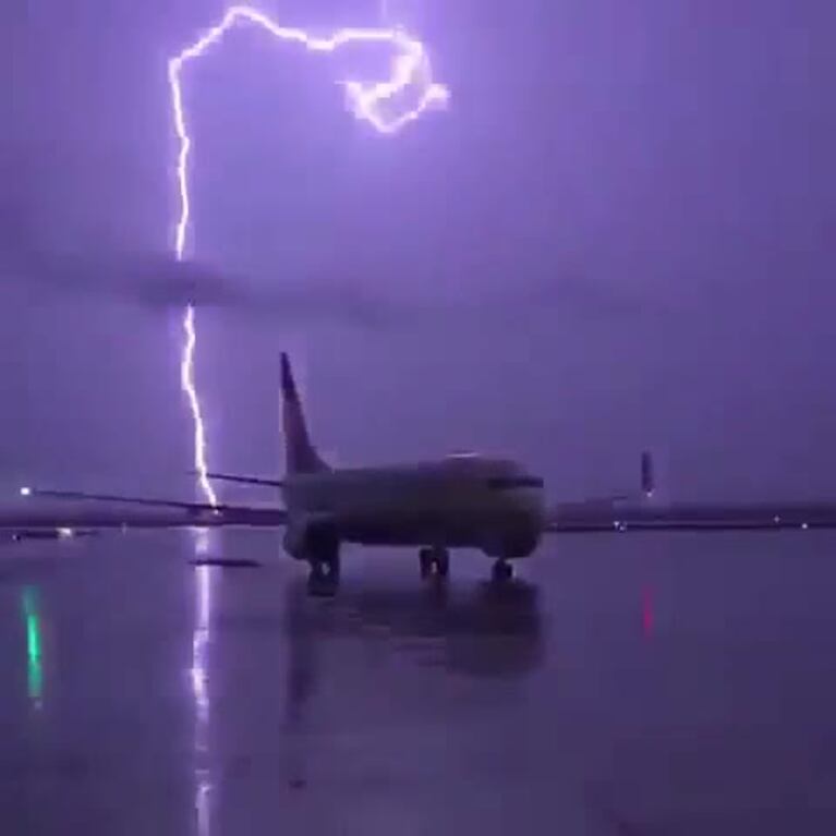 Impactante rayo en el aeropuerto de Córdoba