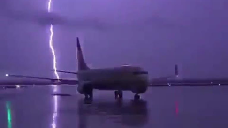 Impactante rayo en el aeropuerto de Córdoba