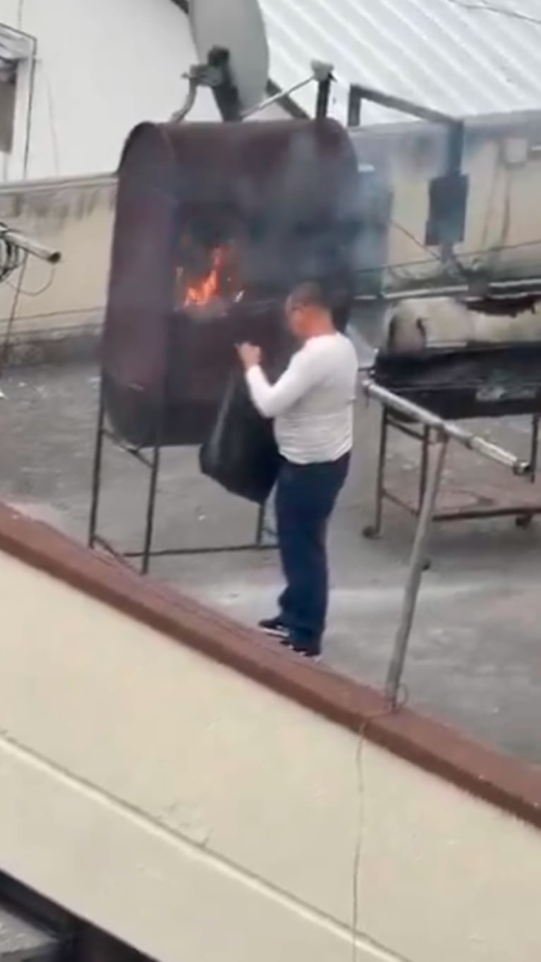 Quema de papeles en la embajada de Cuba en Quito