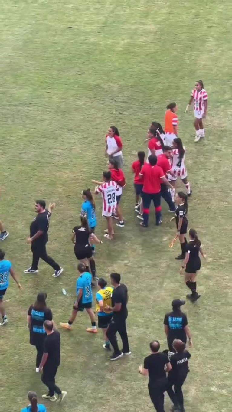 Tensión, empujones y corridas en el femenino: jugadoras de Belgrano y Unión se cruzaron en Santa Fe