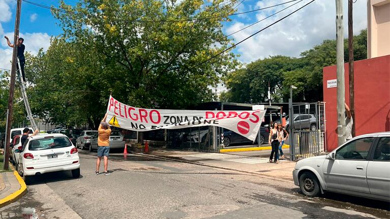 Hartos de la inseguridad, en un barrio de Córdoba colgaron pasacalles para alertar por los robos