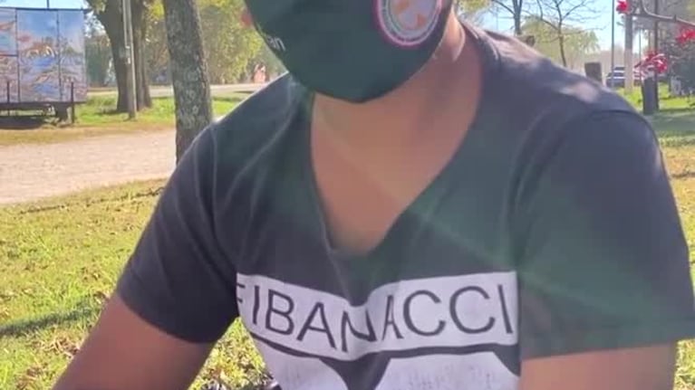 Tienen clases en una plaza porque no tienen internet