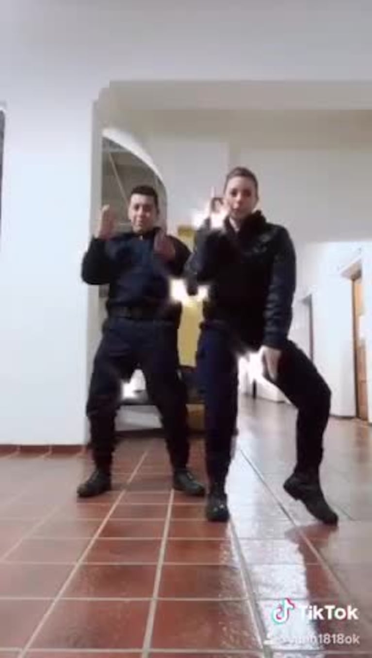 Policías de Deán Funes, haciendo TikTok