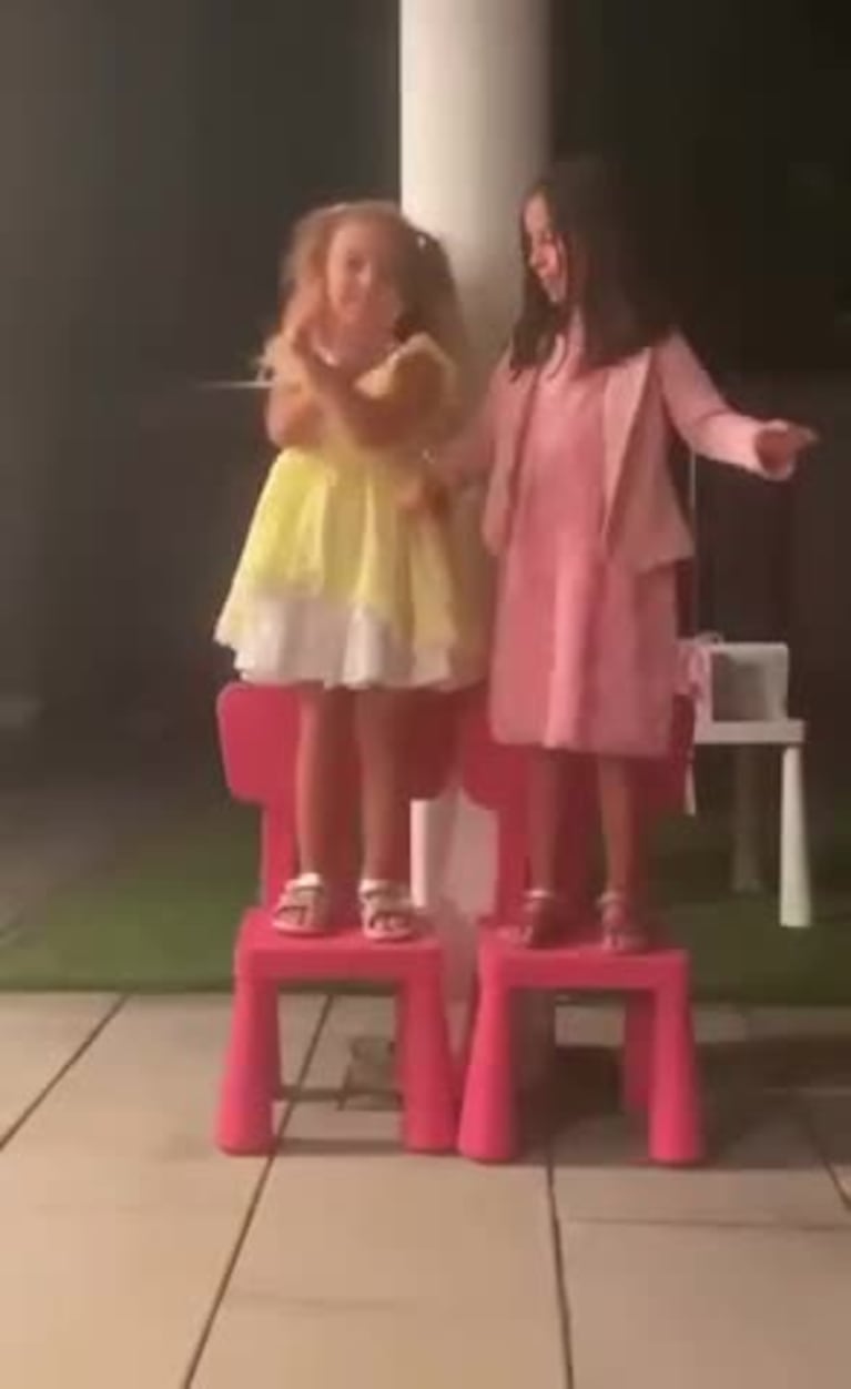 La hija de Eva Anderson bailando La Konga en Alemania