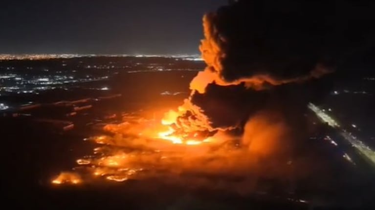 Explosión e incendio en un parque industrial de Ezeiza: así se ven las llamas desde el cielo