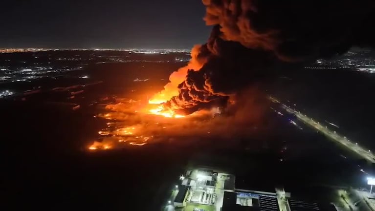 Explosión e incendio en un parque industrial de Ezeiza: así se ven las llamas desde el cielo