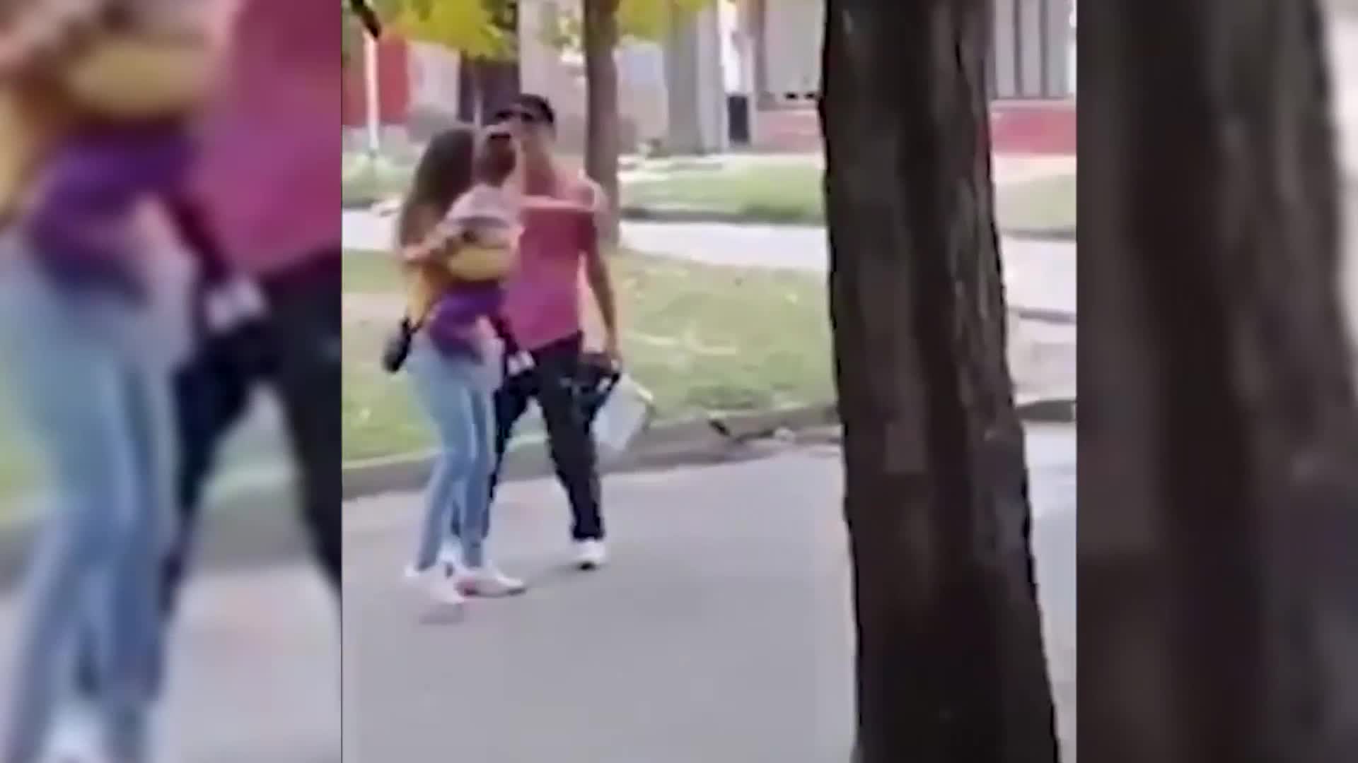 Tenía a su hija en brazos cuando su pareja la atacó