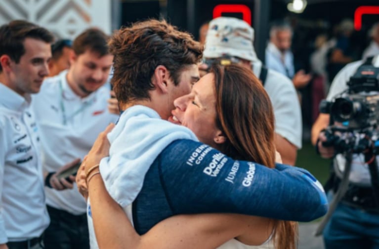 El emotivo abrazo entre Franco Colapinto y su mamá tras su histórica clasificación 