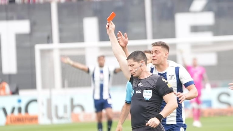 La expulsión de Rébola en Belgrano por una fuerte patada a Depietri de Talleres